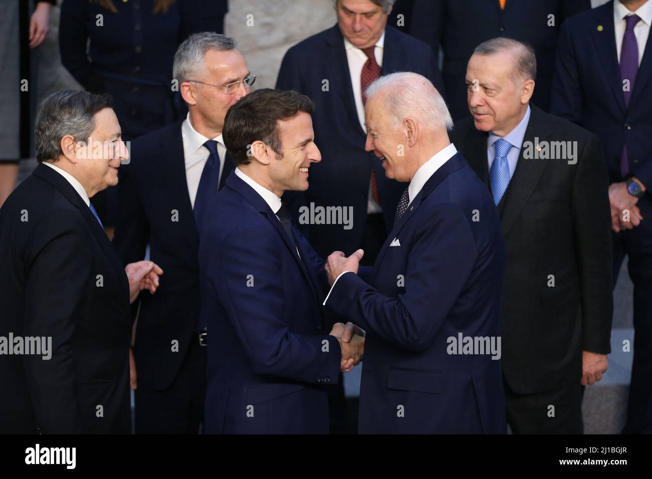 Bruxelles, Belgio. 24th Mar 2022. Il presidente francese Emmanuel Macron scrolla le mani con il presidente americano Joe Biden durante una sessione fotografica di gruppo di un vertice straordinario dei leader NATO presso la sede della NATO a Bruxelles, Belgio, 24 marzo 2022. Giovedì si tiene presso la sede della NATO a Bruxelles, in Belgio, un vertice straordinario dei leader della NATO per discutere del conflitto Russia-Ucraina in corso. (Xinhua/Zheng Huansong) Credit: Xinhua/Alamy Live News Foto Stock