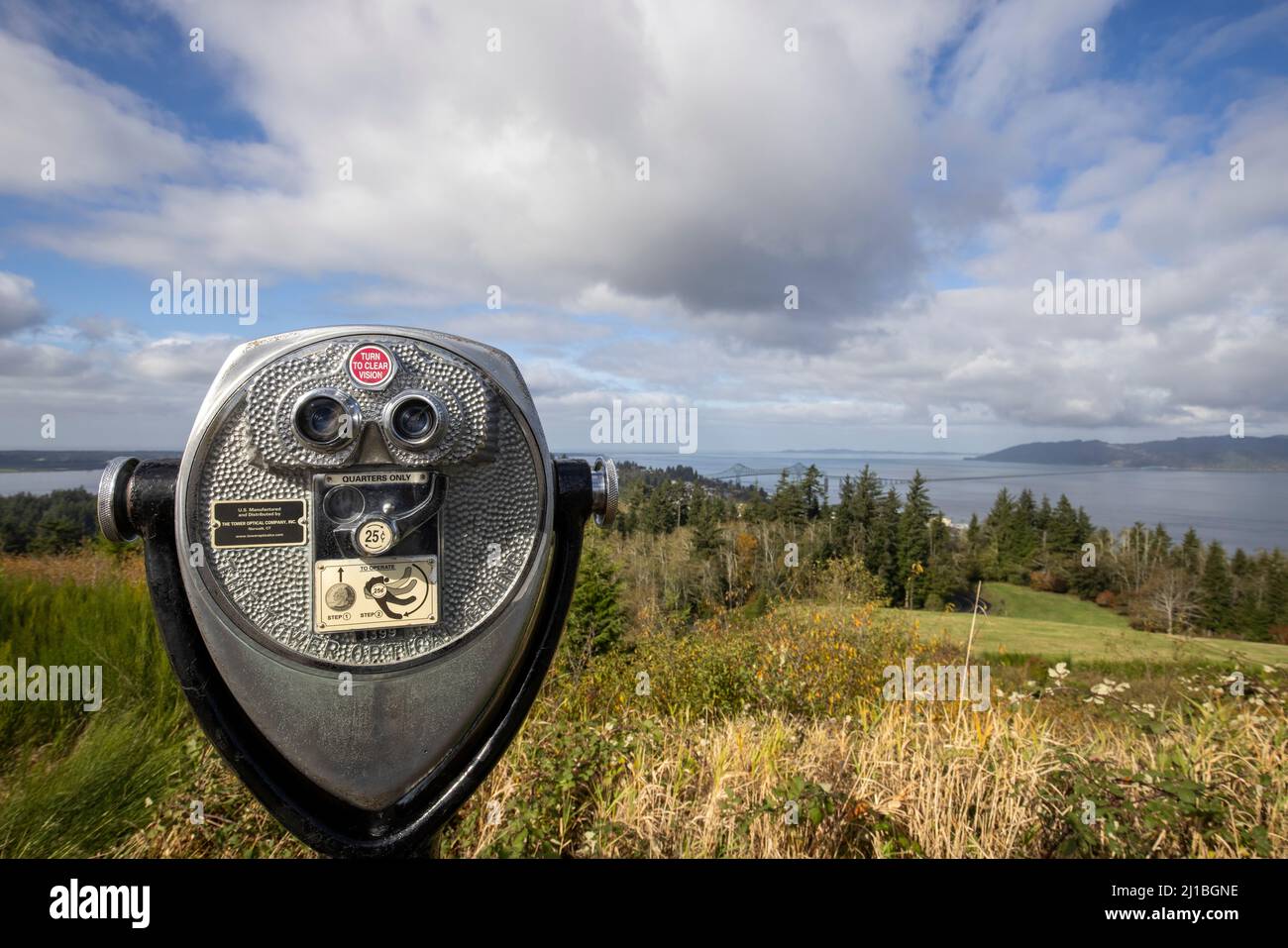 La colonna Astoria è una torre situata nel nord-ovest degli Stati Uniti, che si affaccia sulla foce del fiume Columbia a Coxcomb Hill ad Astoria, Oregon. Integrato Foto Stock