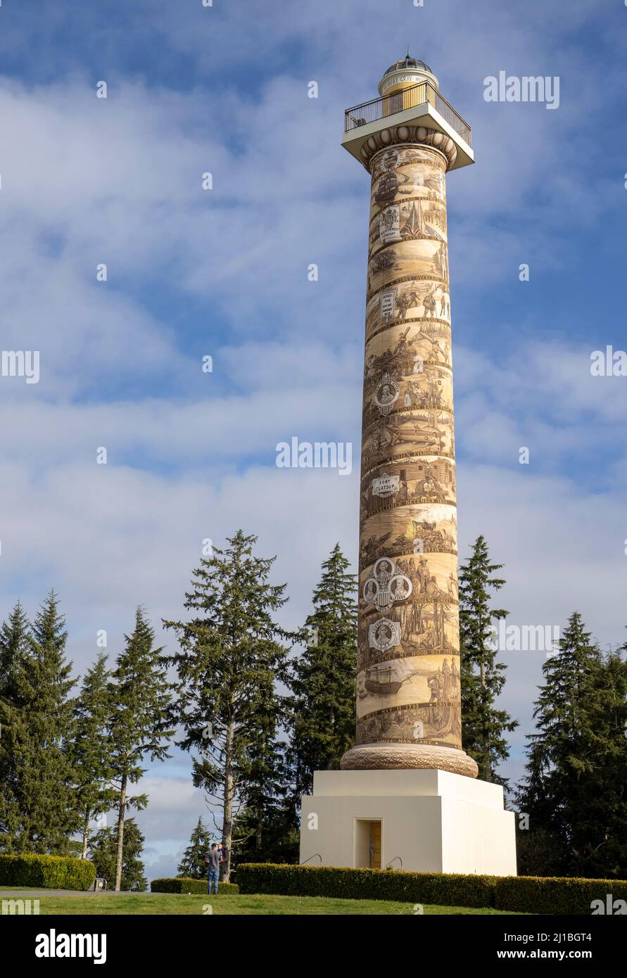 La colonna Astoria è una torre situata nel nord-ovest degli Stati Uniti, che si affaccia sulla foce del fiume Columbia a Coxcomb Hill ad Astoria, Oregon. Integrato Foto Stock
