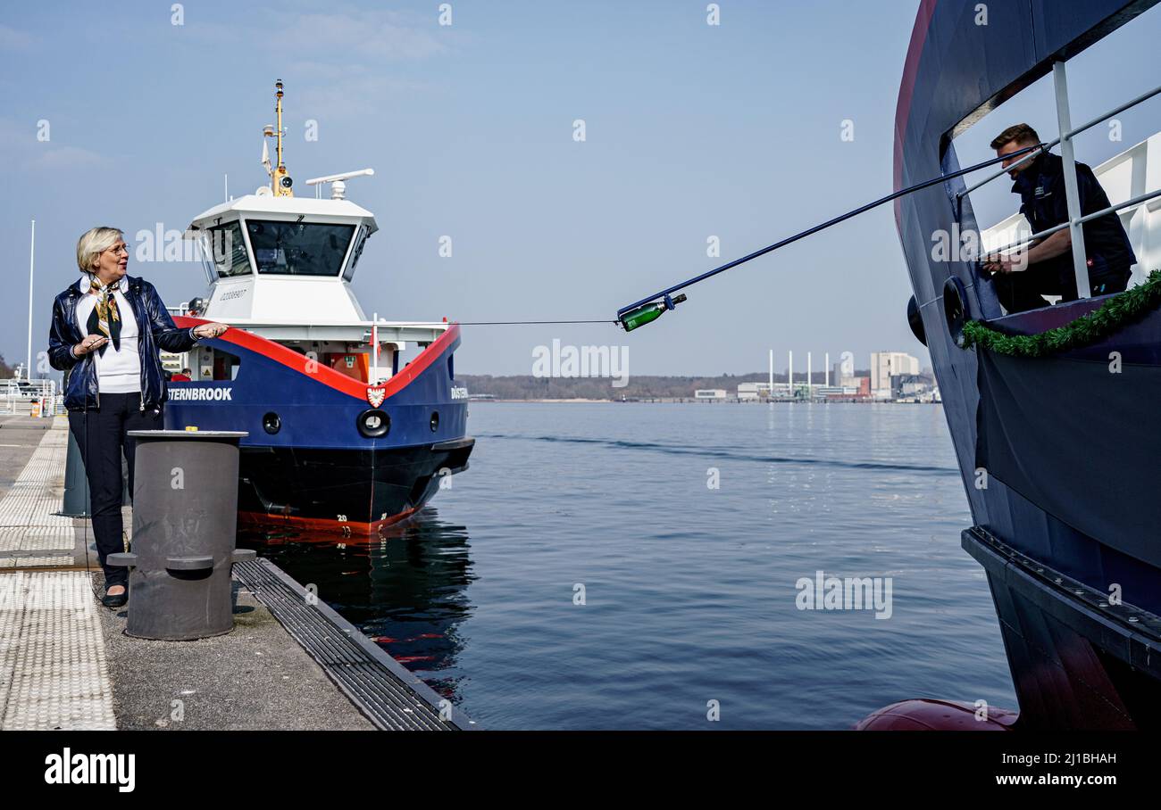 Kiel, Germania. 24th Mar 2022. Astrid Leßmann, consigliera della capitale dello stato Kiel, batte il nuovo traghetto ibrido plug-in di Schlepp- und Fährgesellschaft Kiel mbH presso il molo dei traghetti Reventlou con il nome di 'MS Friedrichsort'. Credit: Axel Heimken/dpa/Alamy Live News Foto Stock