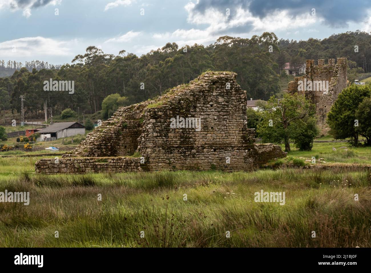 paesaggio delle rovine di antiche torri difensive sulla costa in una giornata nuvolosa Foto Stock