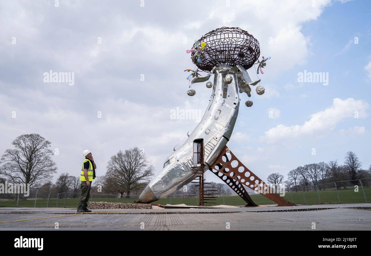 Jonathan Maginn view Lodestar by artist Randy Polumbo, al debutto britannico di The Radical Horizons: The Art of Burning Man, grandi opere d'arte a Chatsworth House, Bakewell in Derbyshire. Data foto: Giovedì 24 marzo 2022. Foto Stock