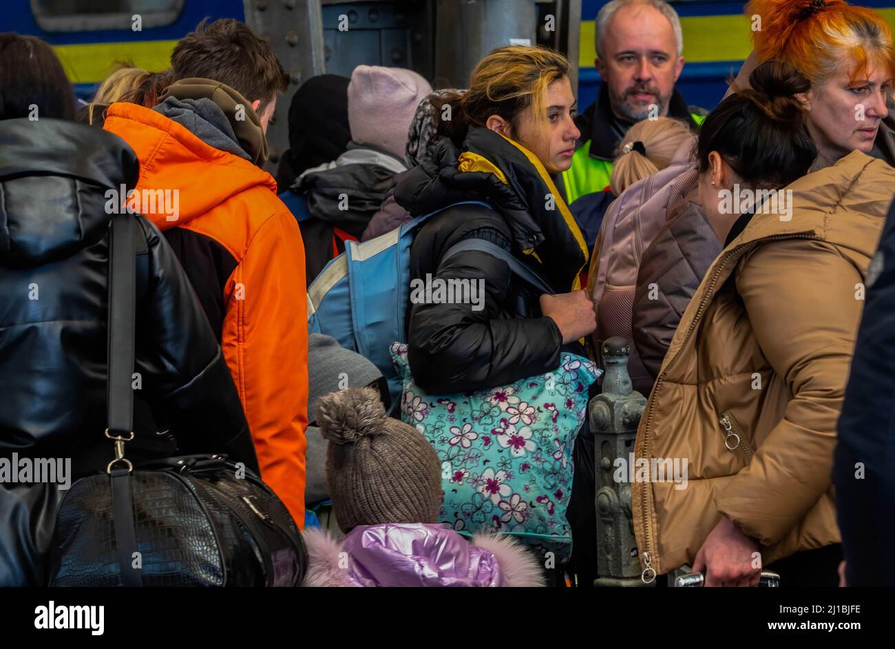 I rifugiati Mariupol si fanno strada da un treno. Alla stazione ferroviaria di Lviv arrivò un treno che trasportava rifugiati provenienti da Mariupol, dilaniata dalla guerra. Molti continueranno il loro viaggio da Lviv fuori dall'Ucraina. (Foto di Ty ONeil / SOPA Images/Sipa USA) Foto Stock