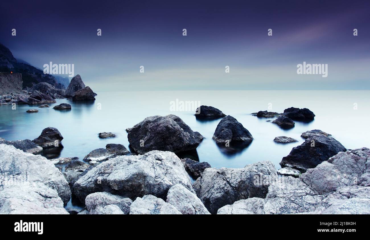 Mare scuro prima della tempesta sopra le nuvole di pioggia. Crimea, Ucraina. Foto Stock