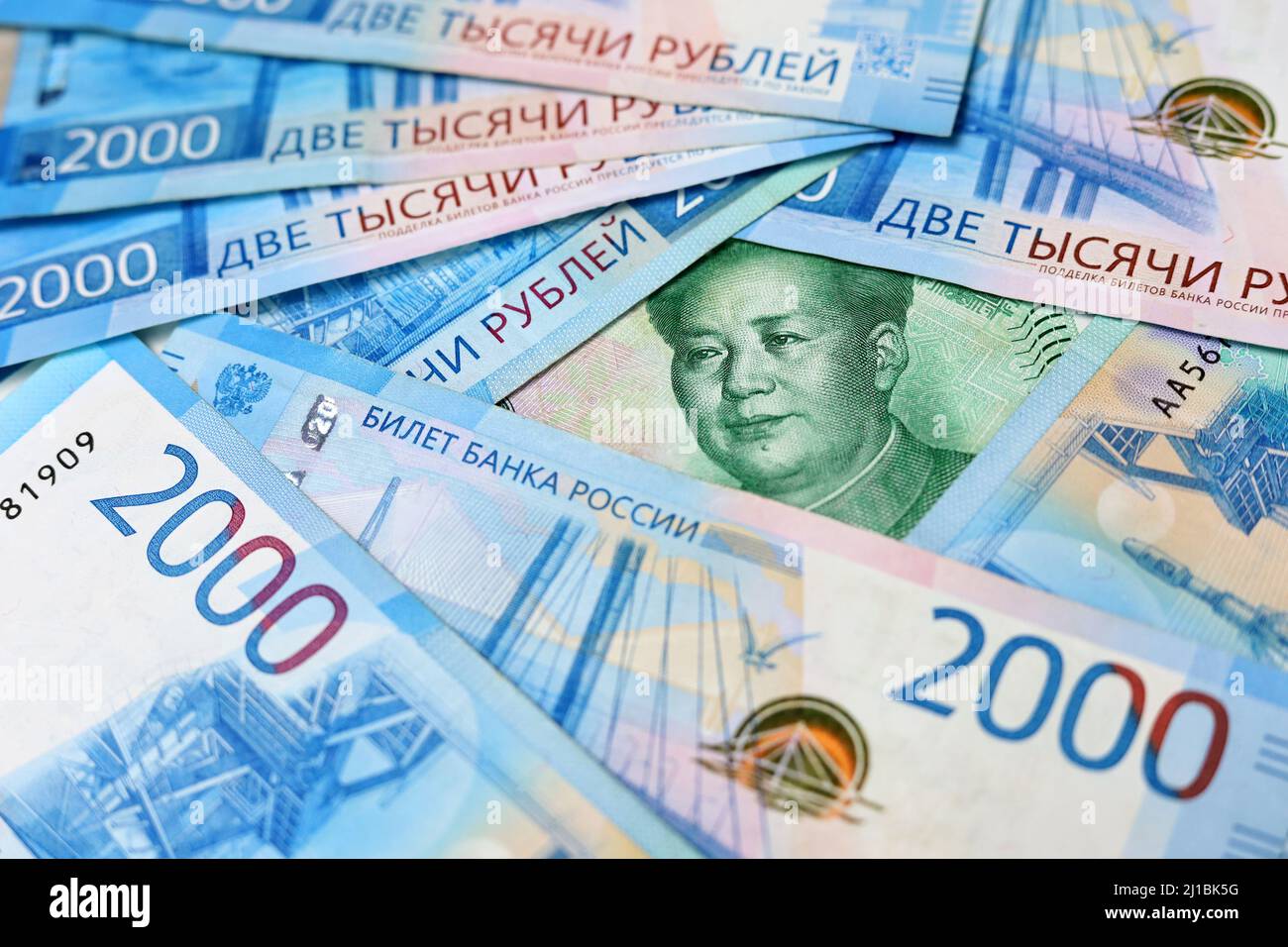 Banconota da yuan cinese circondata da rubli russi. Concetto di cooperazione economica tra Cina e Russia, commercio e sostegno Foto Stock
