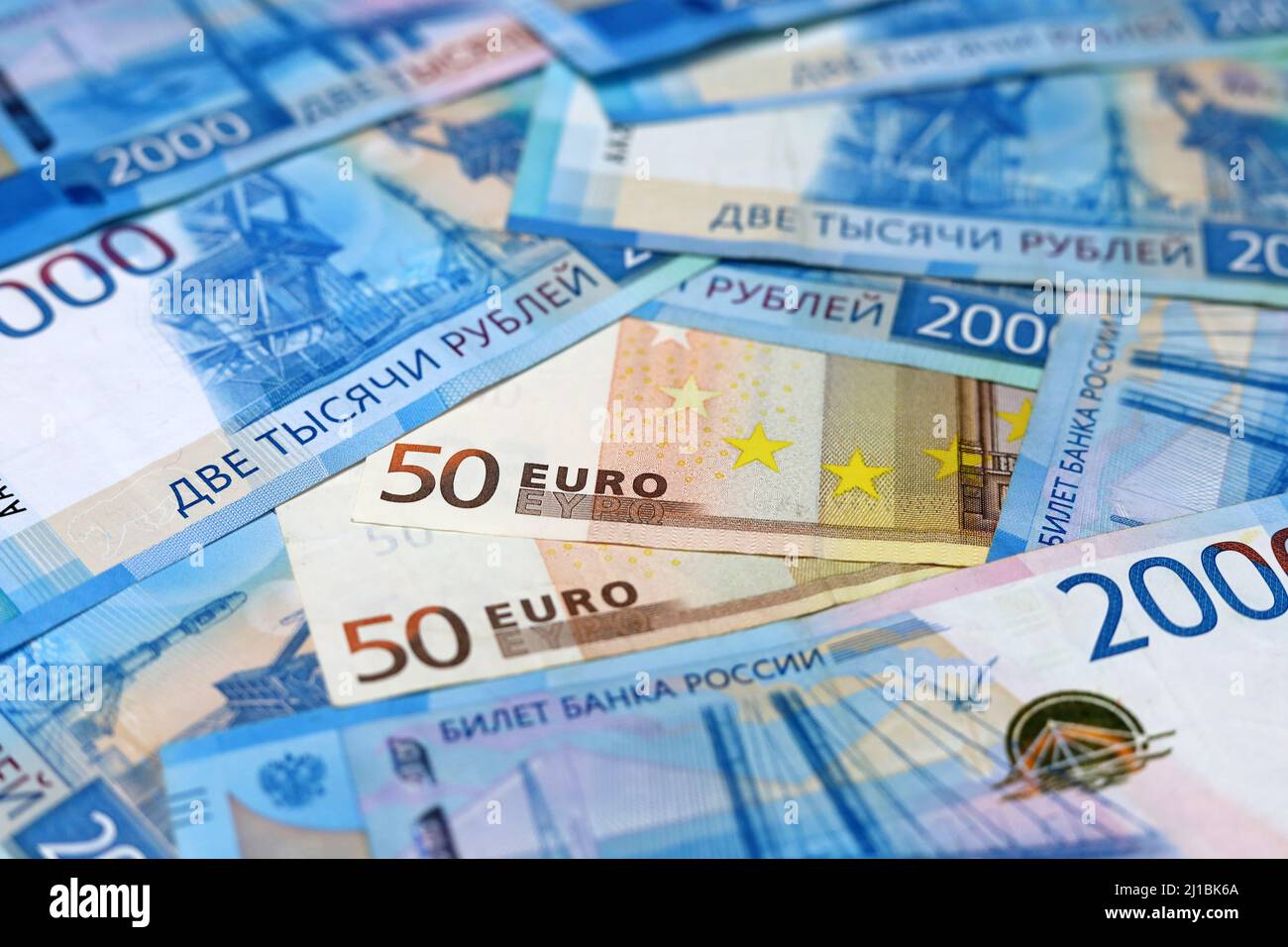 Banconote in euro circondate da rubli russi. Economia della Russia durante le sanzioni europee, tasso di cambio Foto Stock