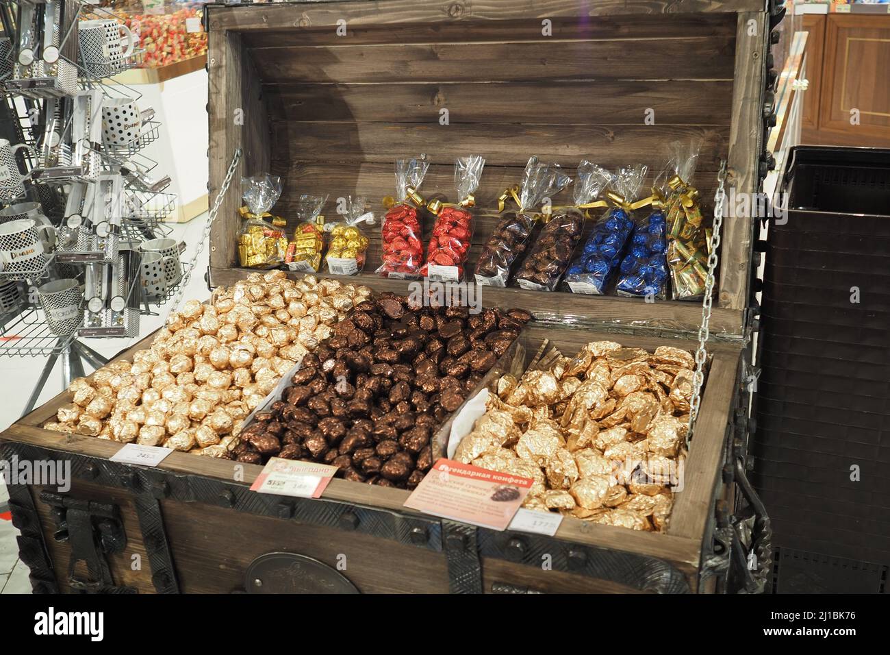 Una vetrina con dolci. Un grande petto di legno con varie caramelle. Foto di alta qualità Foto Stock