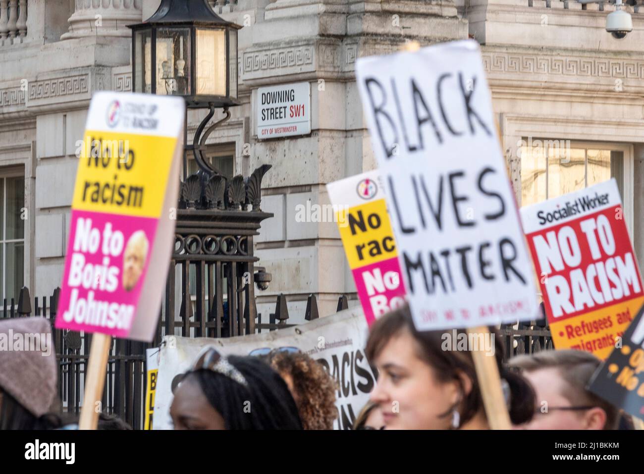 Protesta che si svolge a Londra in occasione della Giornata ONU contro il razzismo organizzata da Stand up to Racism. Marzo passando Downing Street a Whitehall con cartelli Foto Stock