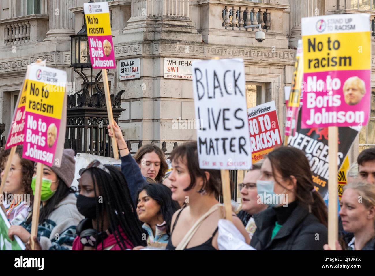 Protesta che si svolge a Londra in occasione della Giornata ONU contro il razzismo organizzata da Stand up to Racism. Marzo passando Downing Street a Whitehall con cartelli Foto Stock
