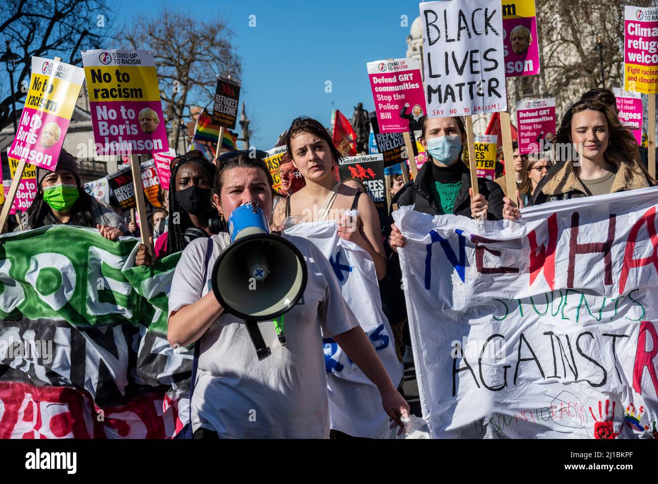 Protesta che si svolge a Londra in occasione della Giornata ONU contro il razzismo organizzata da Stand up to Racism. Giovani femmine bianche e nere con cartelli Foto Stock