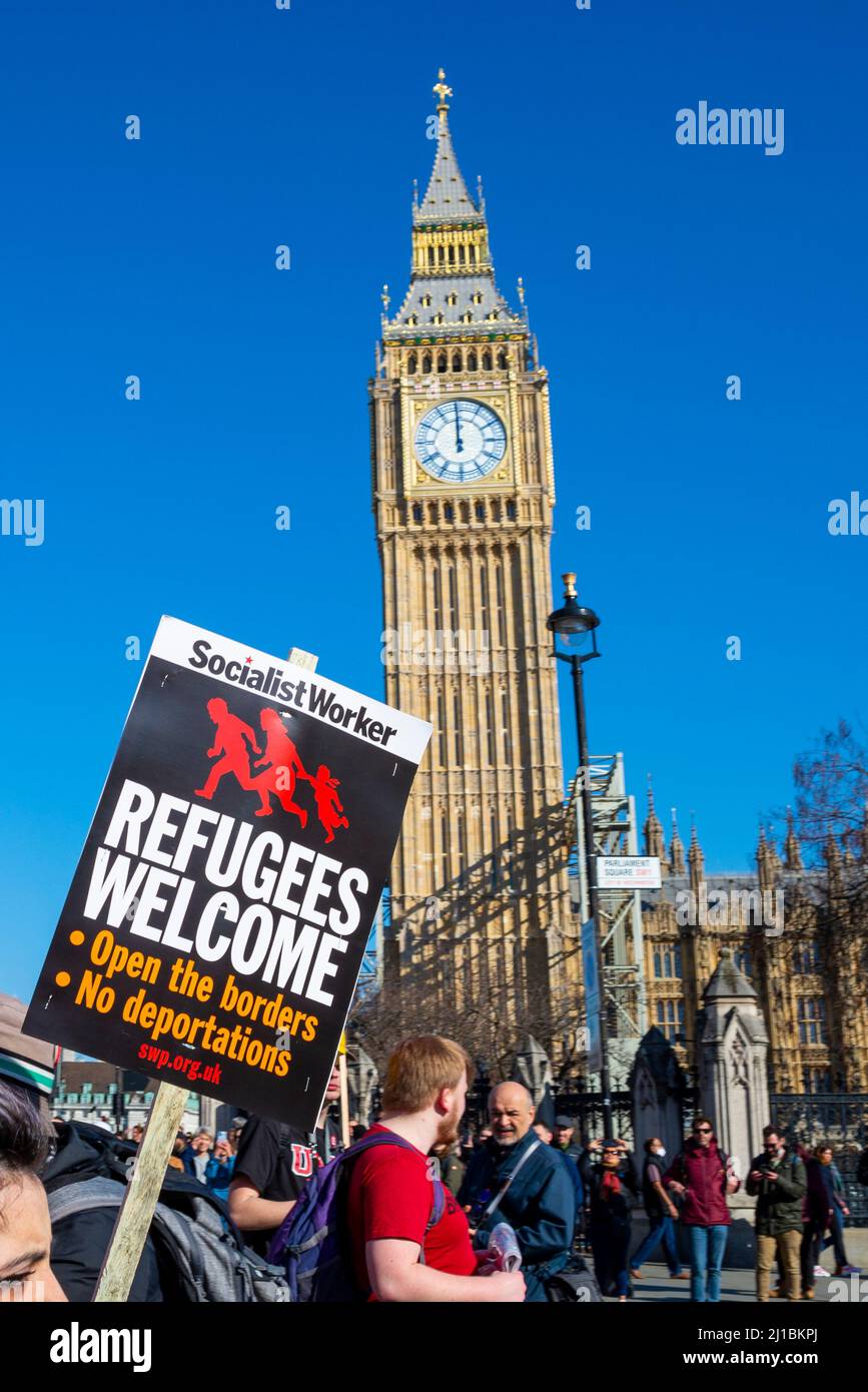 Protesta che si svolge a Londra in occasione della Giornata ONU contro il razzismo organizzata da Stand up to Racism, passando per la torre restaurata del Parlamento. Cartello di benvenuto per i rifugiati Foto Stock