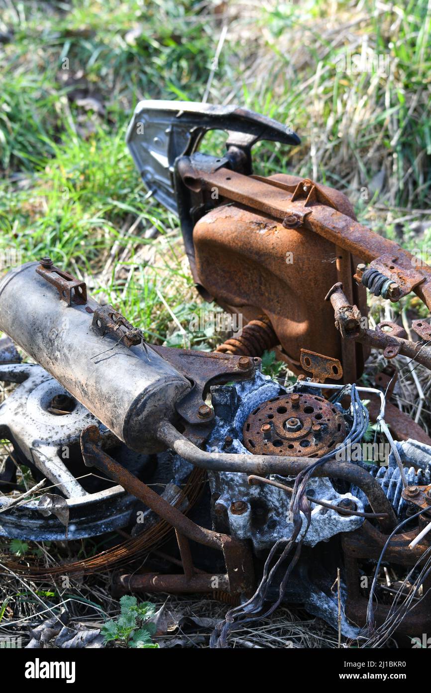 ciclomotore bruciato scaricato in un campo Foto Stock