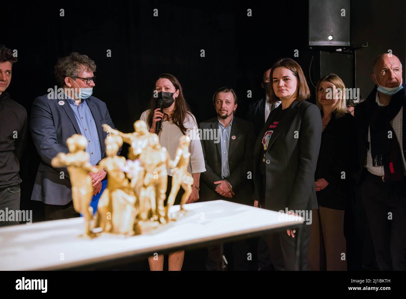 Svetlana Tikhanovskaya visto durante la presentazione del modello del monumento dedicato agli eroi della rivoluzione bielorussa. La presentazione del bozzetto (modello) del monumento dedicato agli eroi della rivoluzione bielorussa dal titolo "vicolo del Sole in ascesa", si è svolta a Varsavia alla vigilia della Giornata della libertà - il 104th° anniversario dell'indipendenza della Bielorussia - una vacanza che non è riconosciuta dal regime di Lukashenka. Svetlana Tikhanovskaya (noto anche come Sviatlana Tsikhanouskaya) - attivista e politico bielorusso per i diritti umani che ha condotto alle elezioni presidenziali bielorusse del 2020 come Foto Stock