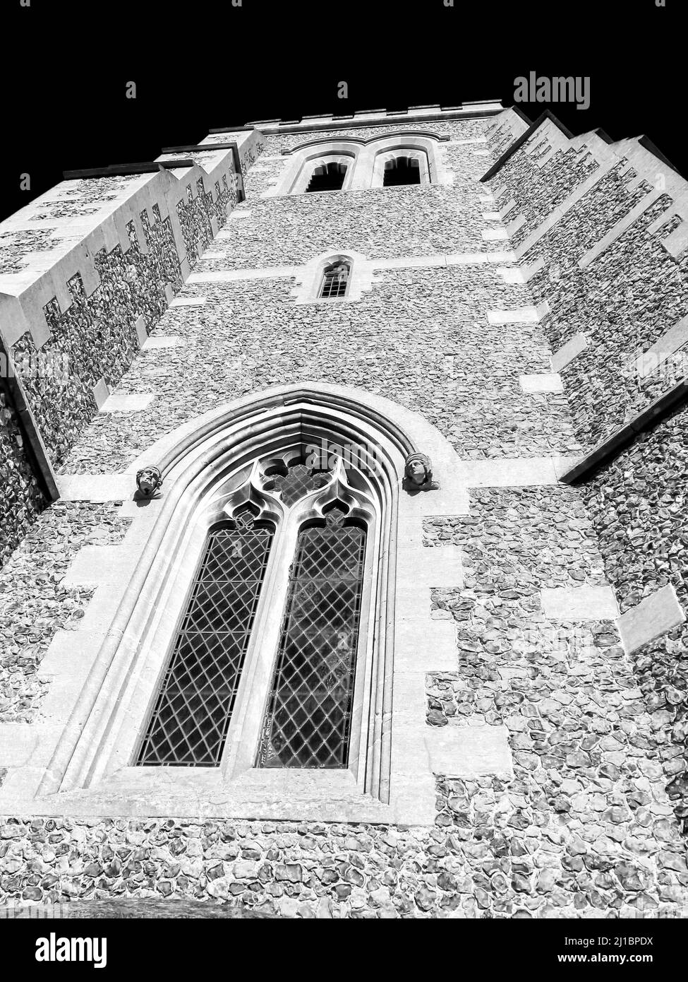 Guardando verso l’alto, lungo la torre della chiesa parrocchiale di Ellesborough, nelle Chiltern Hills, Inghilterra, Regno Unito, contro il cielo azzurro dell’estate Foto Stock