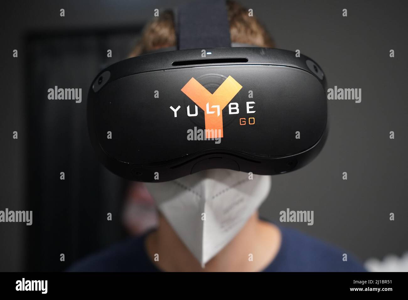 24 marzo 2022, Amburgo: Un visitatore si alza con occhiali VR nella nuova attrazione di realtà virtuale 'Yullbe' (abbreviazione di 'You will be'/'Do wirst sein') in Miniatur Wunderland. Da aprile 1, i visitatori di 'Yullbe Wunderland' potranno imbarcarsi in un tour virtuale del mondo dell'avventura in miniatura, come piccole creature digitali. Con occhiali per realtà virtuale o un casco corrispondente sulla testa, i visitatori del mondo 'Yullbe' diventano residenti di Miniatur Wunderland e possono scoprire il selvaggio West, Venezia o altri mondi virtualmente con i loro occhi, mani e piedi. Foto: Marcus Brandt/dpa Foto Stock