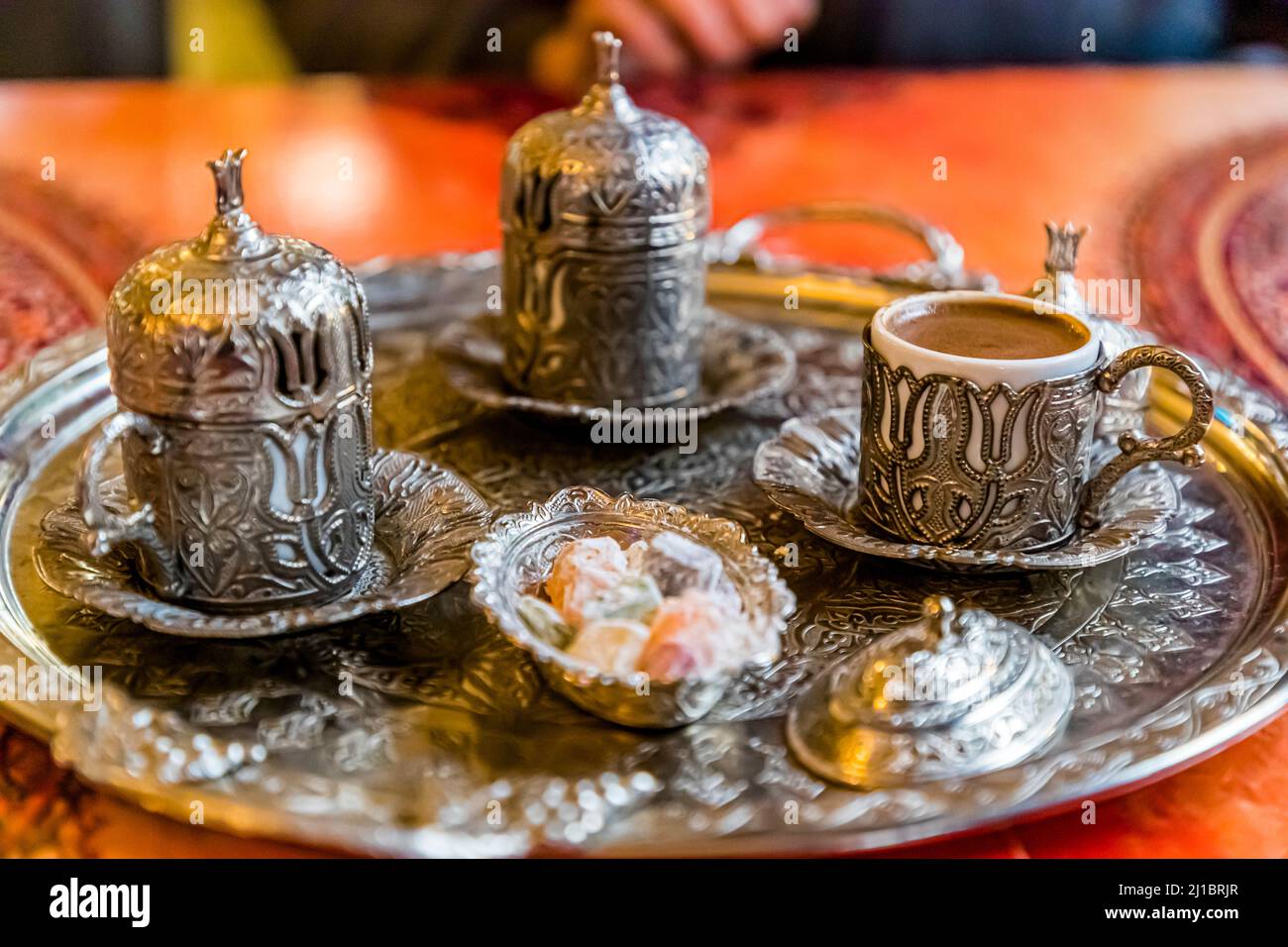 Moka turca in Cafe Petek Pastahanesi in Gazimağusa (Famagosta), Repubblica Turca di Cipro del Nord (TRNC) Foto Stock