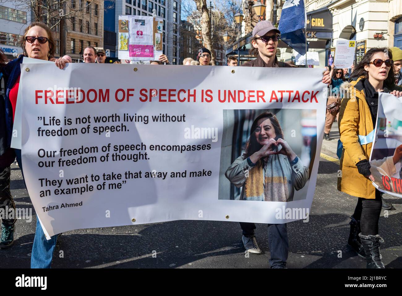 Protesta per la libertà di parola contro la legge sulla sicurezza online a Londra, Regno Unito. Banner citando Tahra Ahmed, incarcerato per aver incitato l'odio di gara Foto Stock