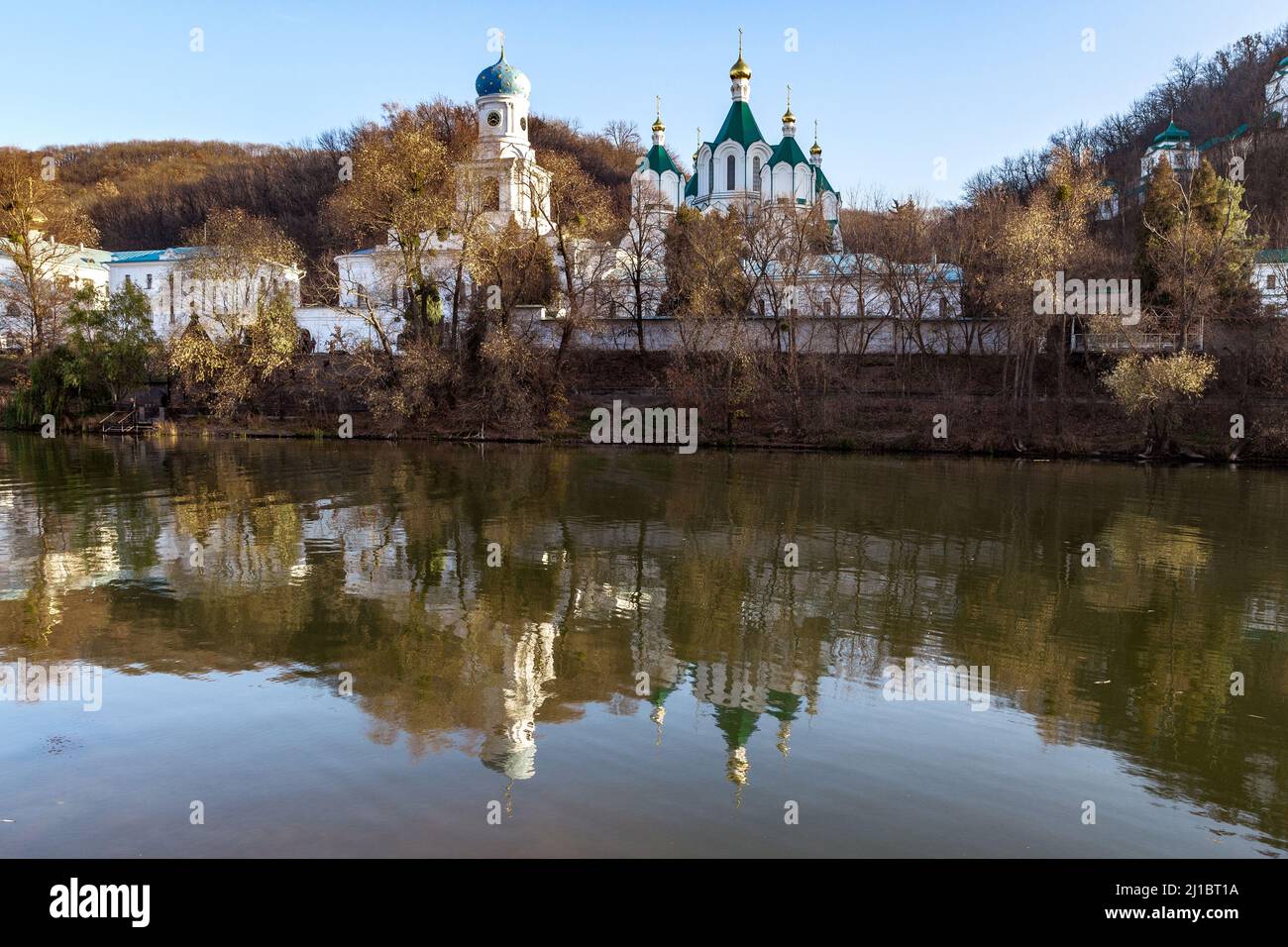 SVYATOGORSK, UCRAINA - 30 OTTOBRE 2021: Questo è il campanile della Chiesa dell'intercessione e della Cattedrale dell'Assunzione dello Svyatogo Foto Stock