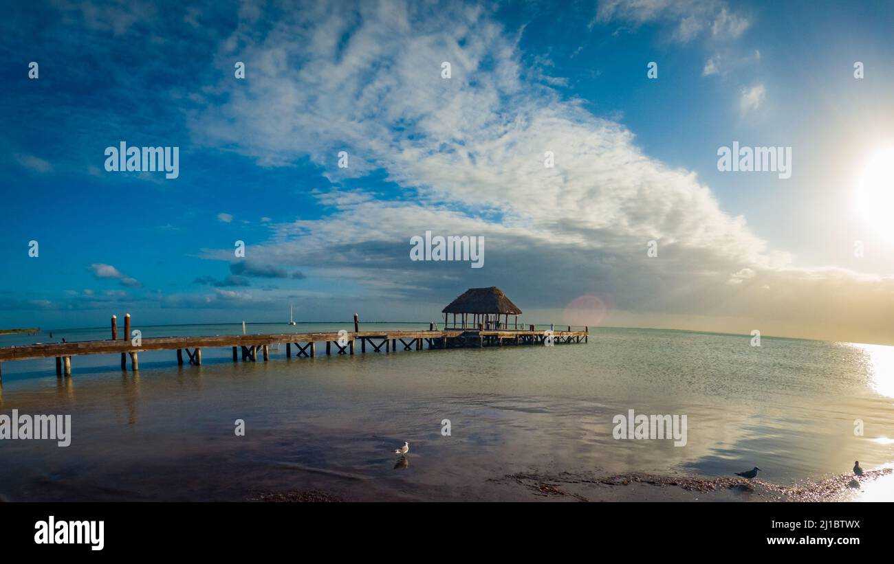 Molo dell'isola di Holbox Palapa tramonto spiaggia in Messico Quintana roo Foto Stock