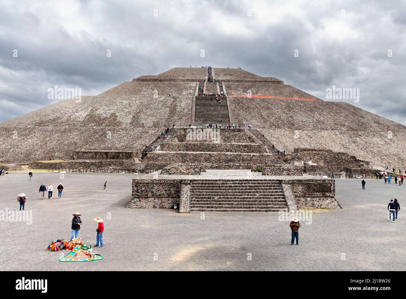 I turisti si arrampicano sulla Piramide del sole, Teotihuacán, falchi wjilst cercano usabitudine qui sotto Foto Stock