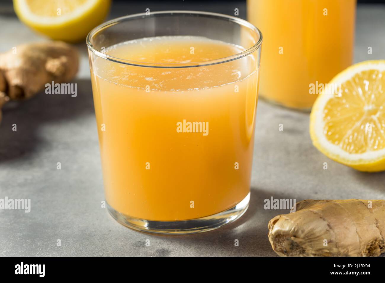 Freddo rinfrescante probiotico zenzero Kombucha con limone Foto Stock