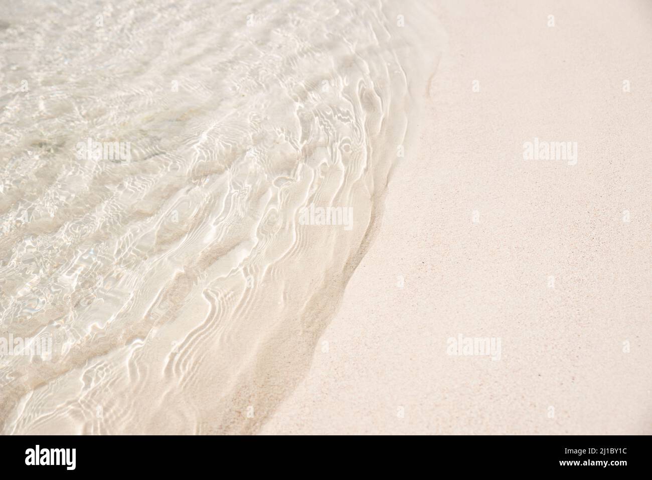 Tranquilla spiaggia caraibica sabbia rosa e mare limpido Foto Stock