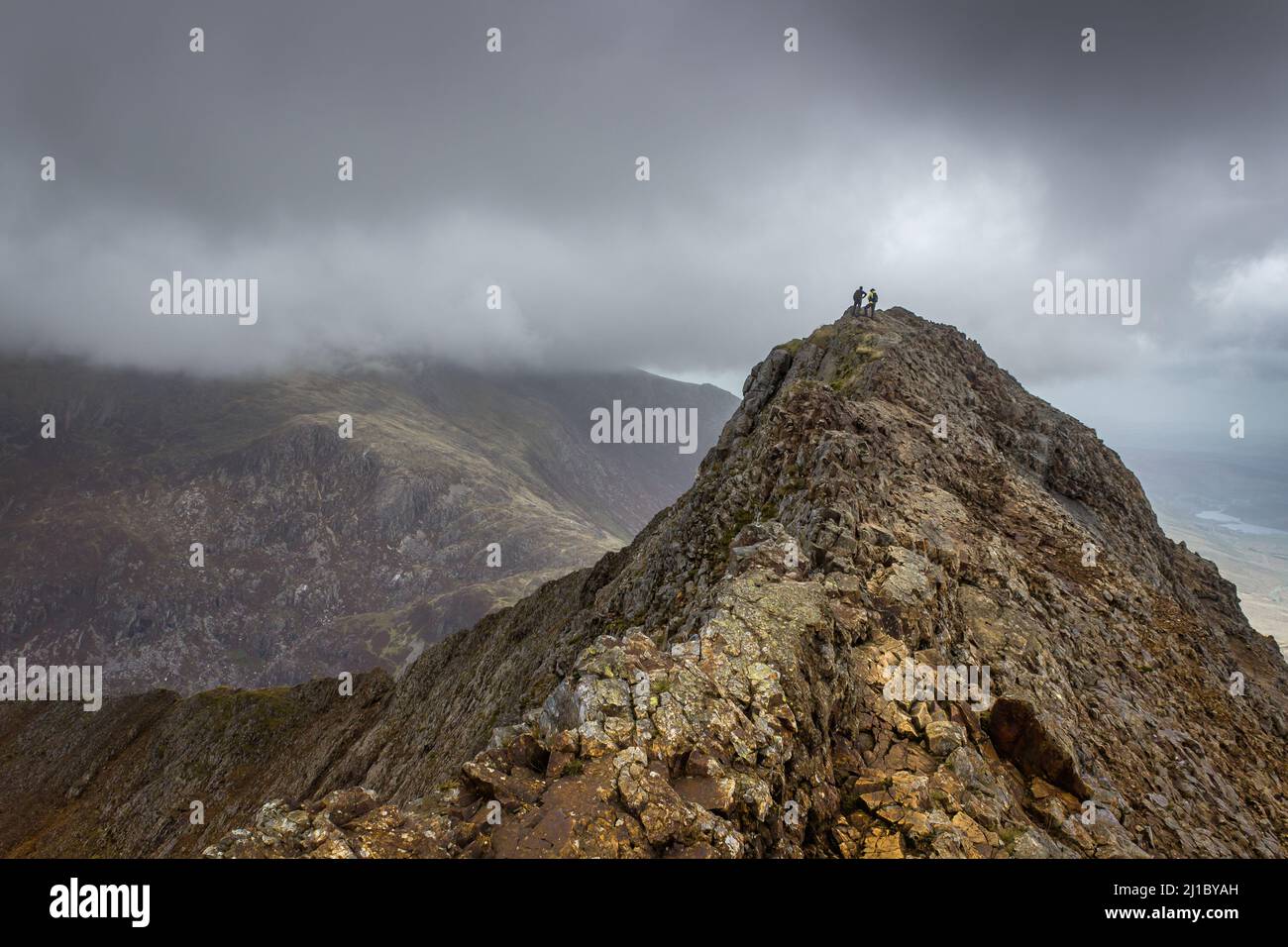 Ramblers su Crib Goch Ridge, Snowdon Horseshoe Foto Stock