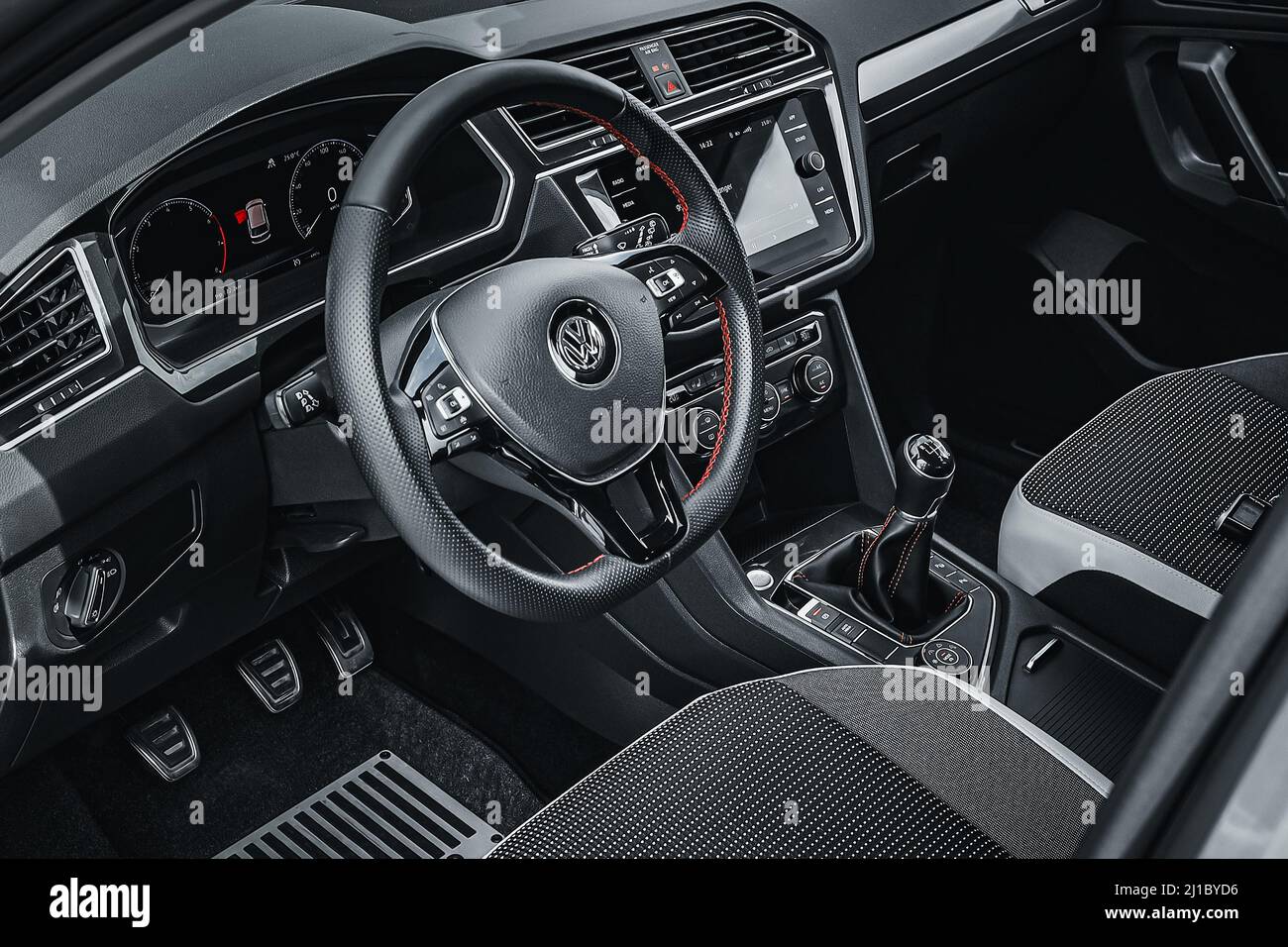 Barnaul, Russia 11.07.2021. Interno del crossover Volkswagen Tiguan. Dettagli del volante con logo e cruscotto. Vista in prima persona. Uso editoriale. Foto Stock