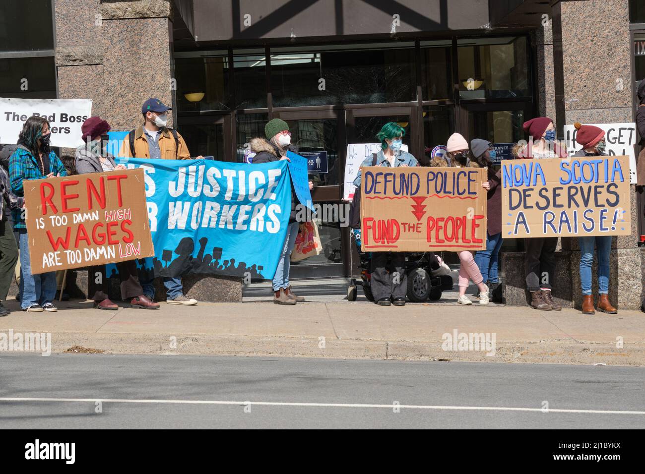 Halifax, nuova Scozia, Canada. 24 marzo 2022. Gli attivisti locali per la povertà si sono radunati di fronte alla legislatura provinciale il giorno di apertura della sessione di primavera per chiedere azioni al governo conservatore di Houston. Con l'inflazione che raggiunge i 40 anni più alti, e con posti vacanti sotto l'1% i manifestanti chiedono azioni in materia di alloggi, aumento dei salari minimi e leggi sui giorni di malattia. Crediti: Meanderingemu/Alamy Live News Foto Stock