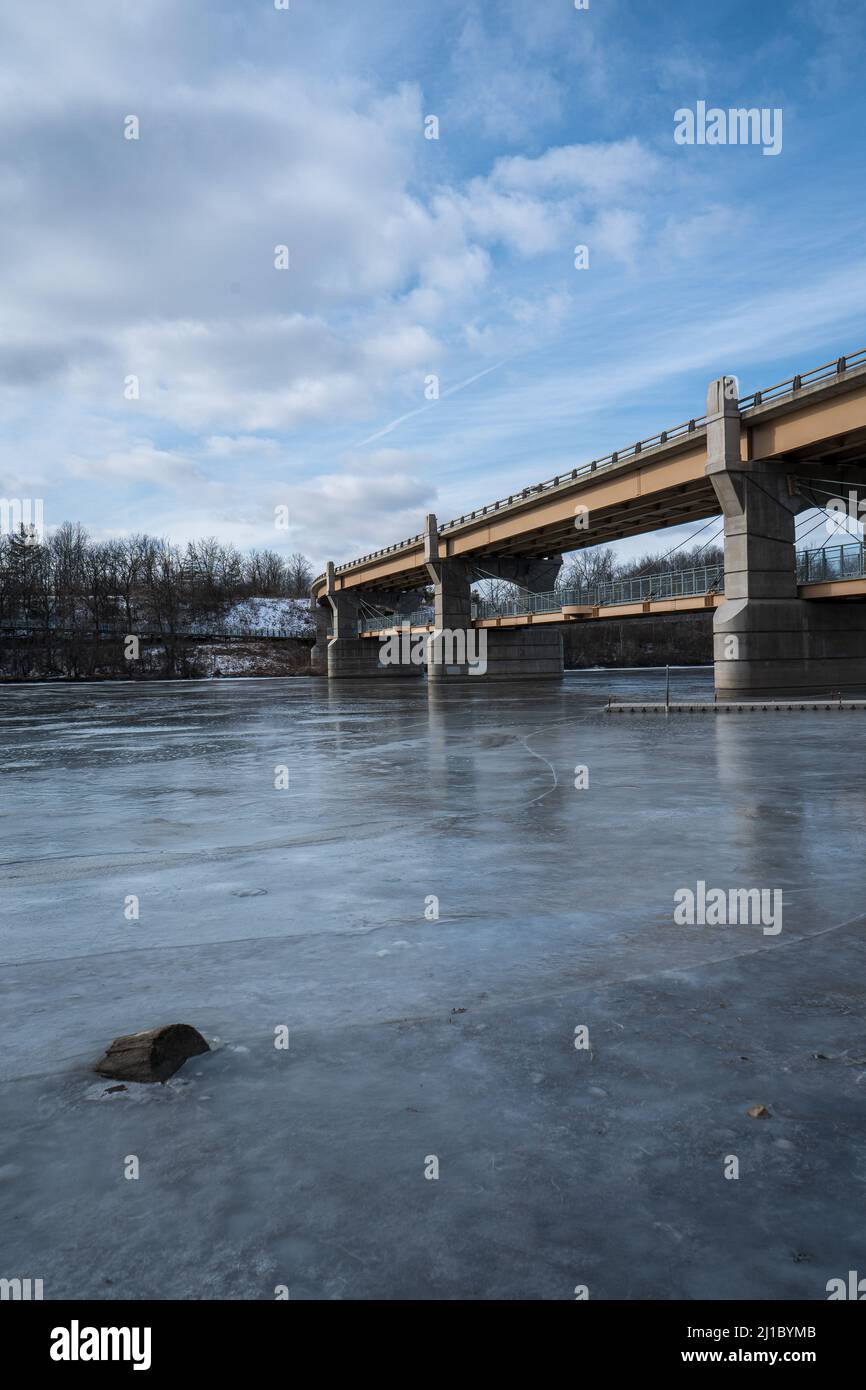 Un bel colpo del fiume Frozen Fox con il ponte sopra di esso Foto Stock