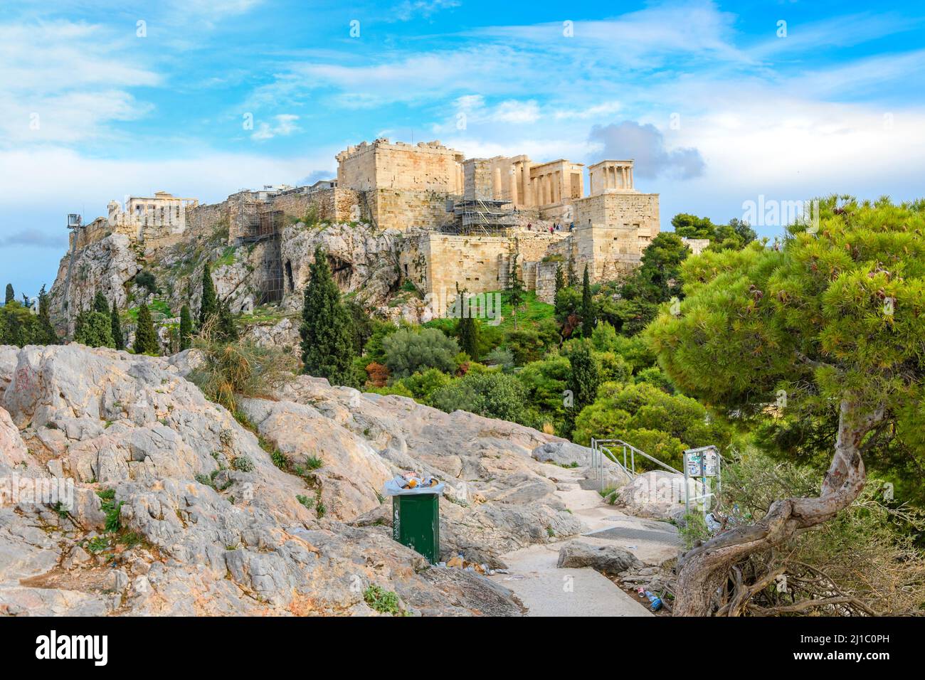 L'antica collina rocciosa di Areopago con l'Acropoli e il Partenone in vista alle spalle. Foto Stock