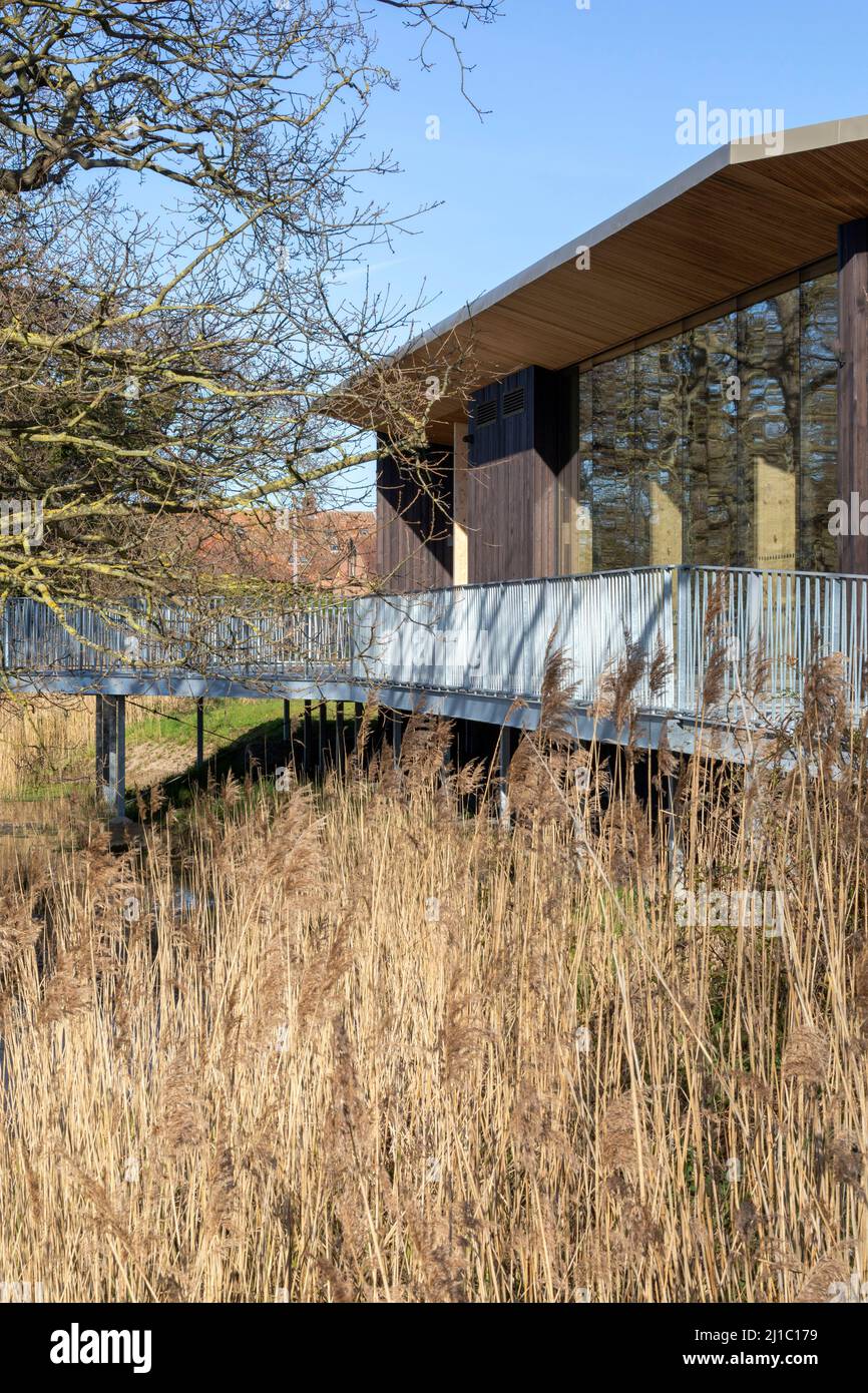 La piattaforma di visualizzazione. Carlton Marshes Visitor Center, Carlton Colville, Lowestoft, Regno Unito. Architetto: Cowper Griffith Architects, 2021. Foto Stock