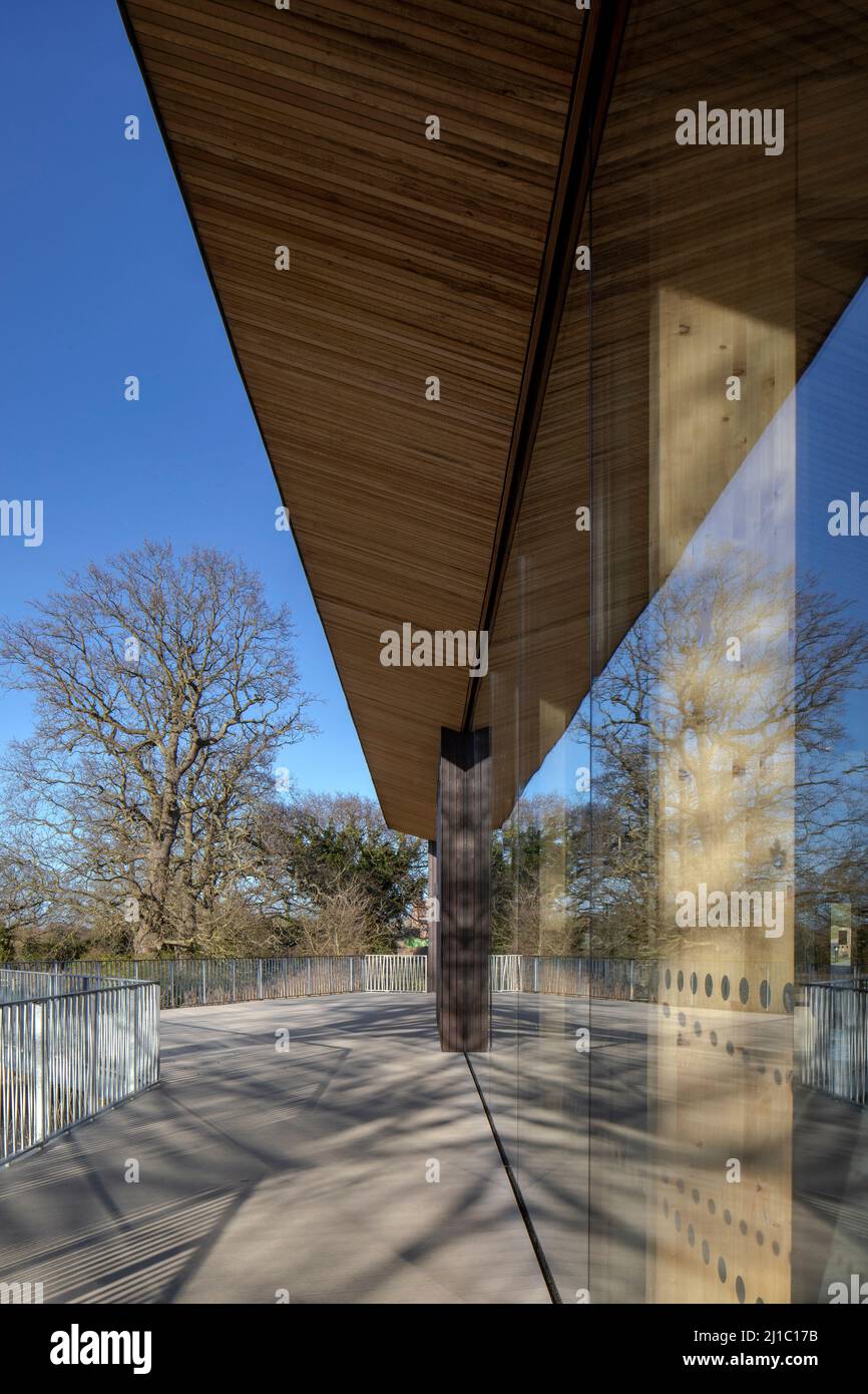 Piattaforma panoramica con riflessi nei vetri. Carlton Marshes Visitor Center, Carlton Colville, Lowestoft, Regno Unito. Architetto: Cowper Griffith Foto Stock