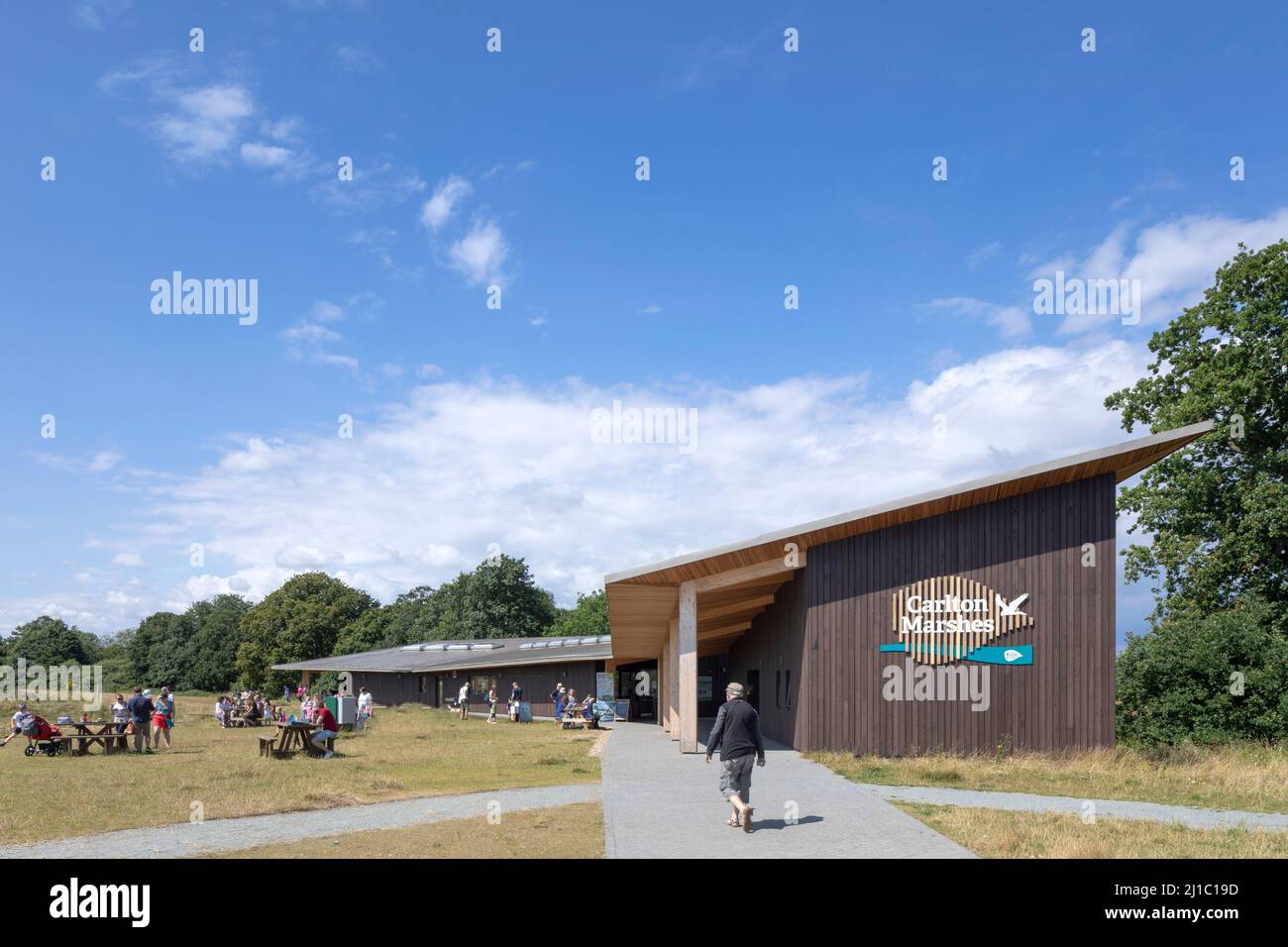 Percorso di ingresso con area picnic. Carlton Marshes Visitor Center, Carlton Colville, Lowestoft, Regno Unito. Architetto: Cowper Griffith Architects, 20 Foto Stock