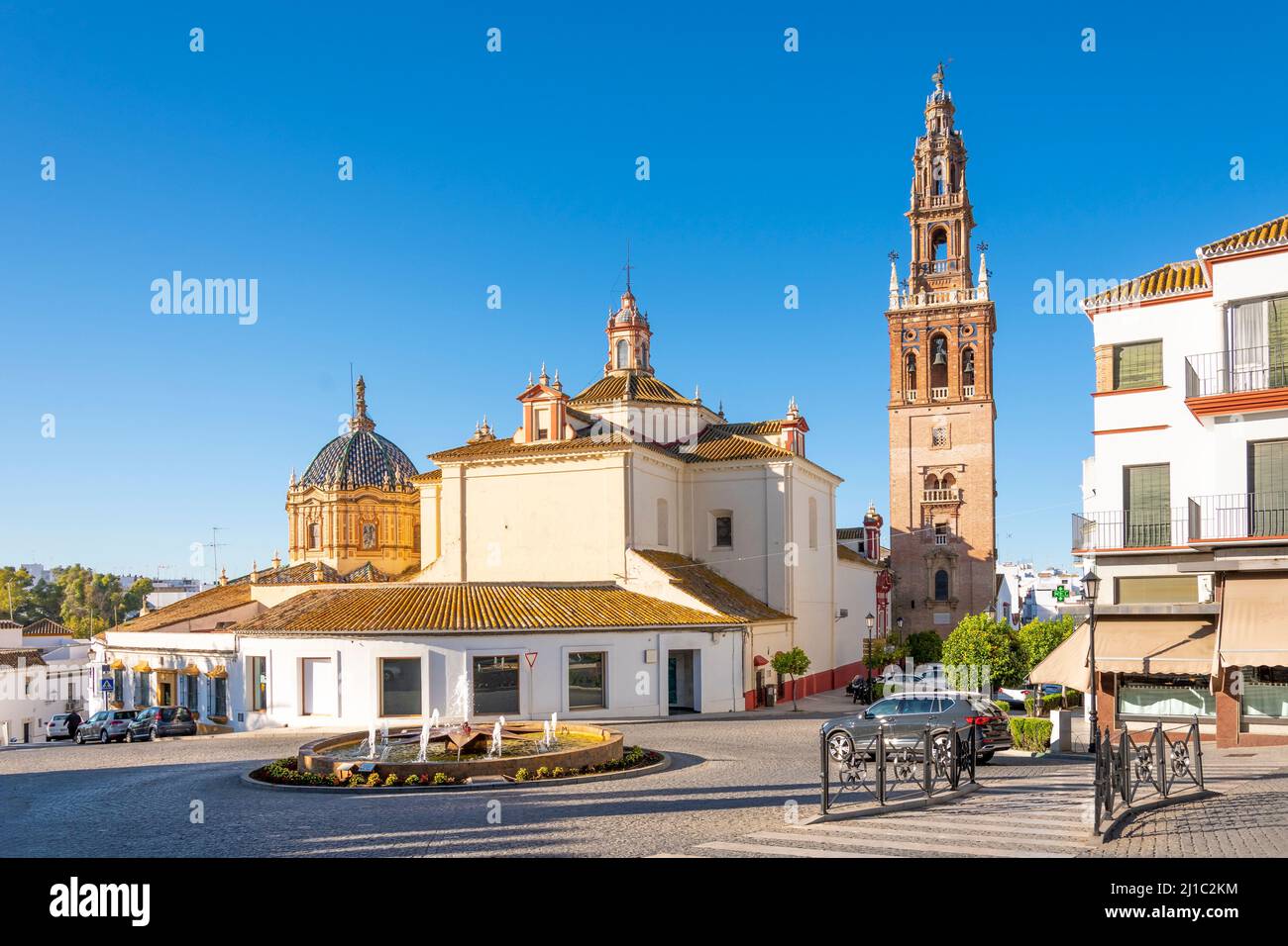 Vista dalla rotonda del castello di Puerta de Sevilla della cupola e della torre della Chiesa di San Pedro nella città andalusa di Carmona, Spagna. Foto Stock