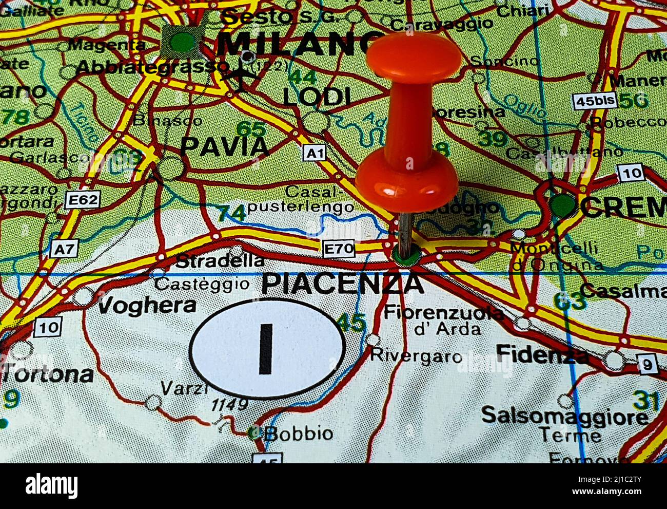 La posizione della città di Piacenza in Italia è indicata da una puntina rossa su una mappa colorata Foto Stock