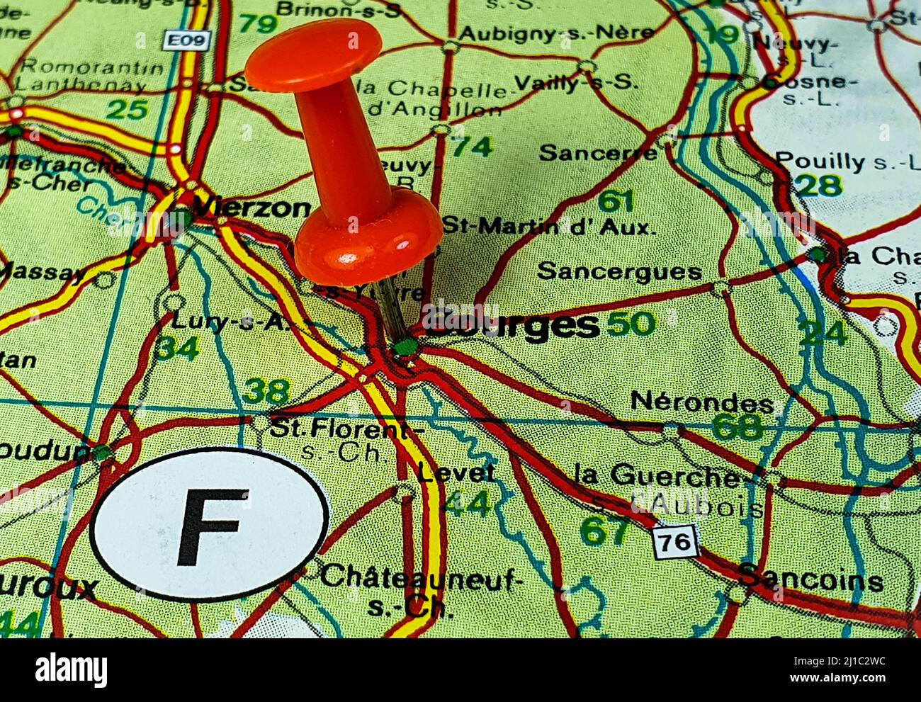 La posizione della città di Bourges in Francia segnata da una puntina rossa su una mappa astratta colorata Foto Stock
