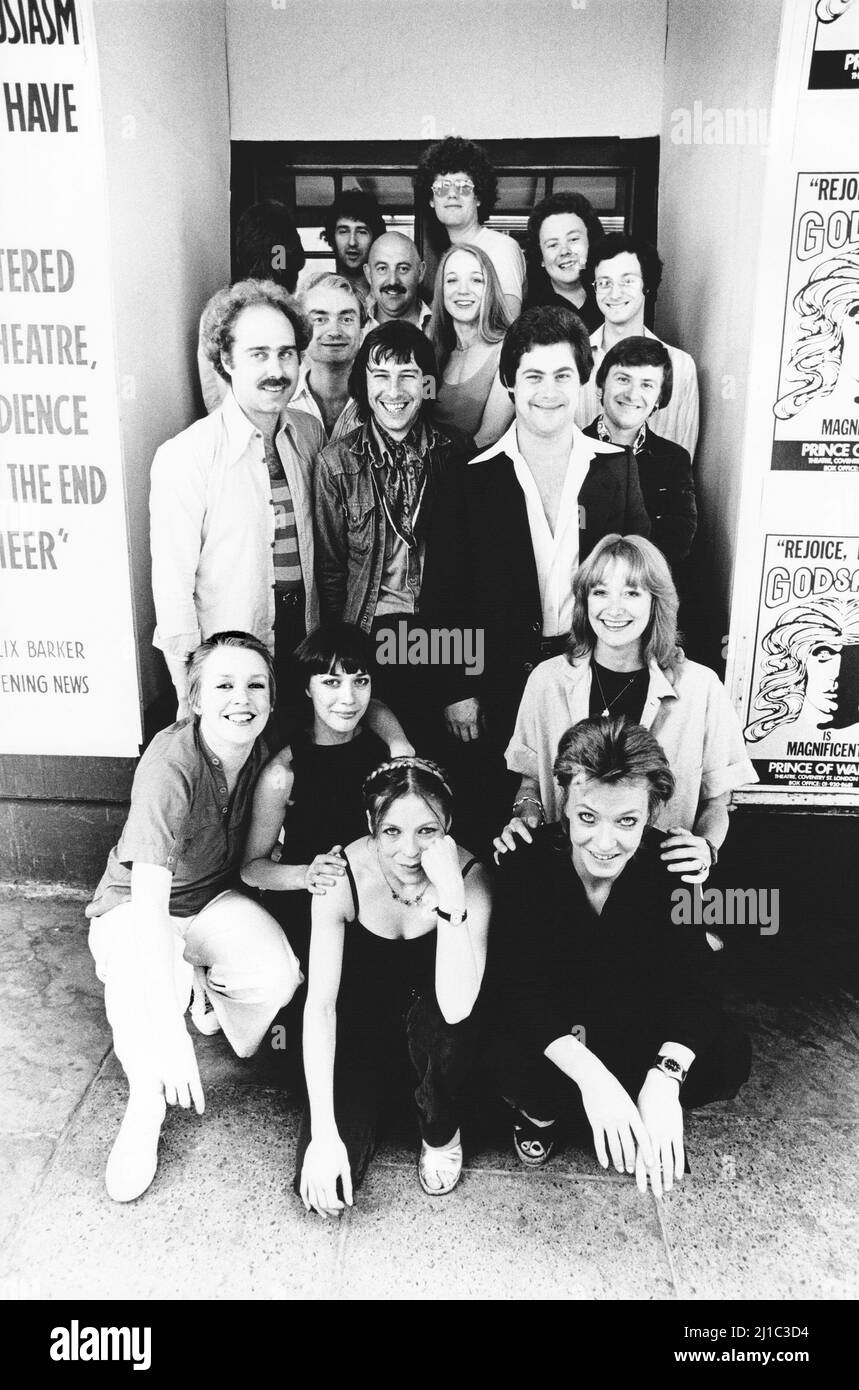 Il cast e i creativi per AFTER SHAVE all'Apollo Theatre, Londra W1 nel 1977: Fronte, l-r: Sue Aldred, Nicolette Marvin, Linda Dobell, (posteriore) Belinda Sinclair, Caroline Noh in piedi, prima fila, l-r: Clive Lavagna (designer), Brian Harris (lighting), Cameron Mackintosh (produttore), Stephen Wyatt (scrittore) con Christie Dickason (coreografo e regista), (posteriore in alto a destra) Nick Rowley (compositore) Foto Stock