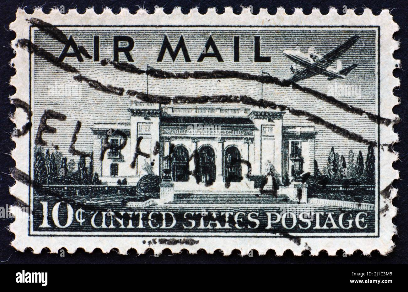 STATI UNITI D'AMERICA - CIRCA 1947: Un francobollo stampato negli Stati Uniti d'America mostra l'aereo sopra Pan American Union Building, Washington, DC, c. Foto Stock