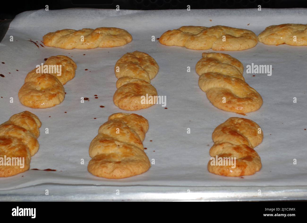 Biscotti siciliani a coda di maialino lavorazione a casa Foto Stock