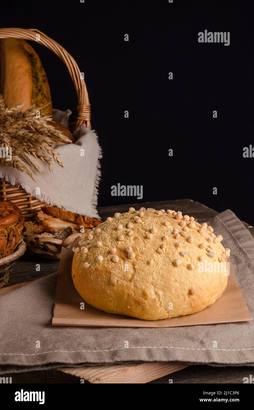 Bella pagnotta di pane bianco con una cima riccia con copiare lo spazio su uno sfondo di legno Foto Stock