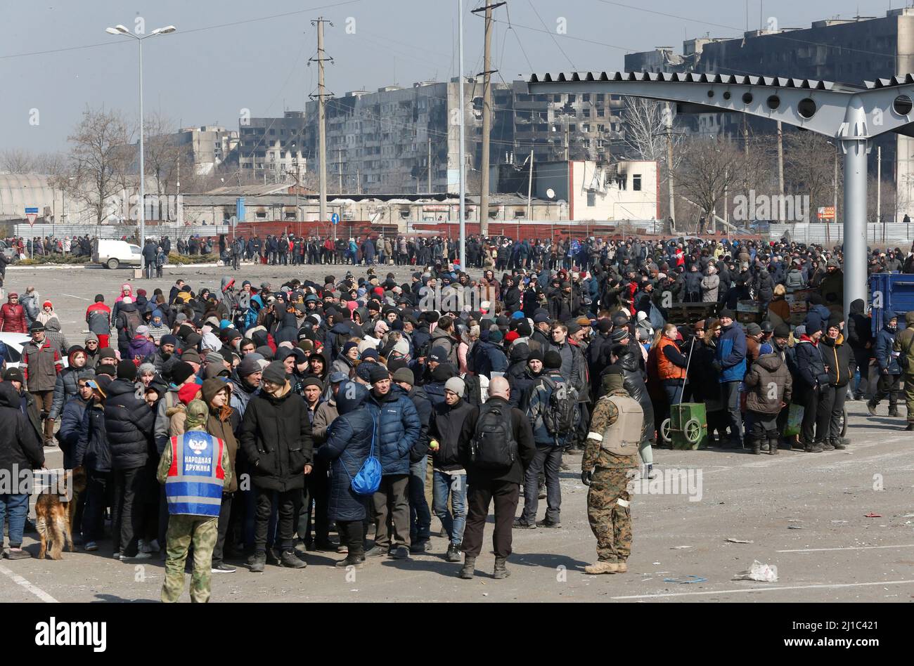 La gente si trova in una lunga fila durante la distribuzione degli aiuti  umanitari vicino a un negozio di grossisti Metro nel corso del conflitto  Ucraina-Russia nella città portuale meridionale assediata di
