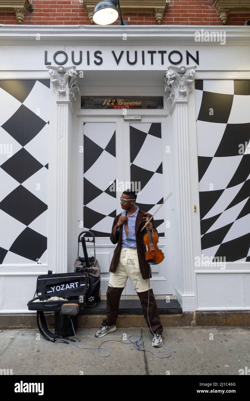 Il violinista Sean Bennett si esibisce per strada a Soho NYC Foto Stock