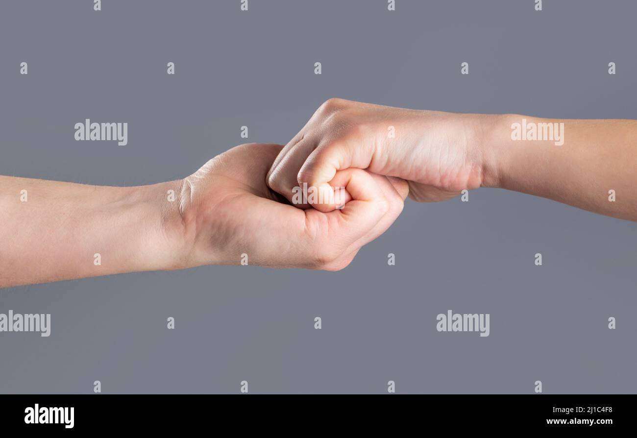 Due mani, braccio isolato, mano d'aiuto di un amico. Soccorso, mano d'aiuto. Mano maschio unita in stretta di mano. L'uomo aiuta le mani, la tutela, la protezione Foto Stock