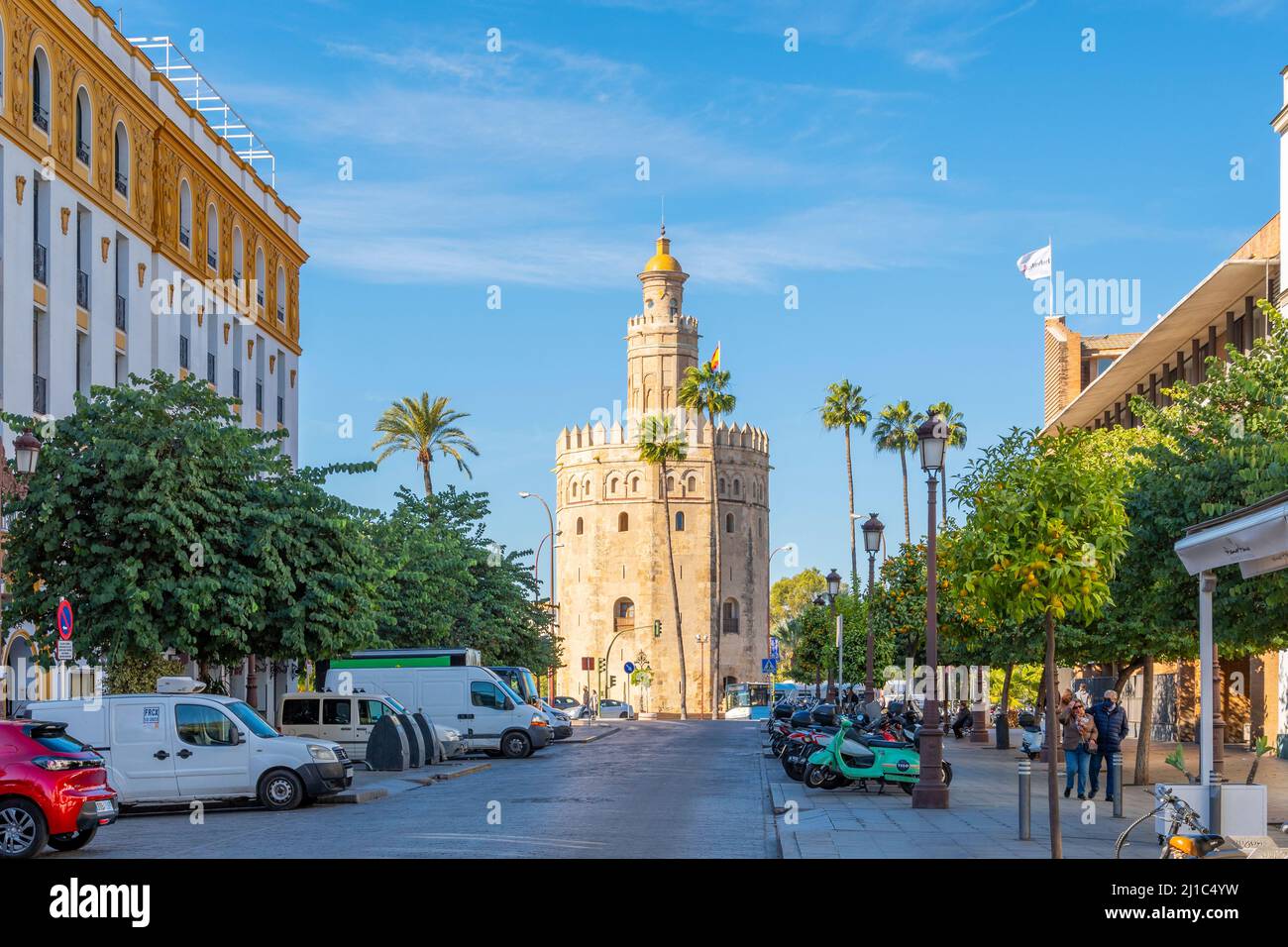 La Torre del Oro, o Torre d'Oro lungo il fiume Guadalquivir nel centro storico di Siviglia, Spagna. Foto Stock
