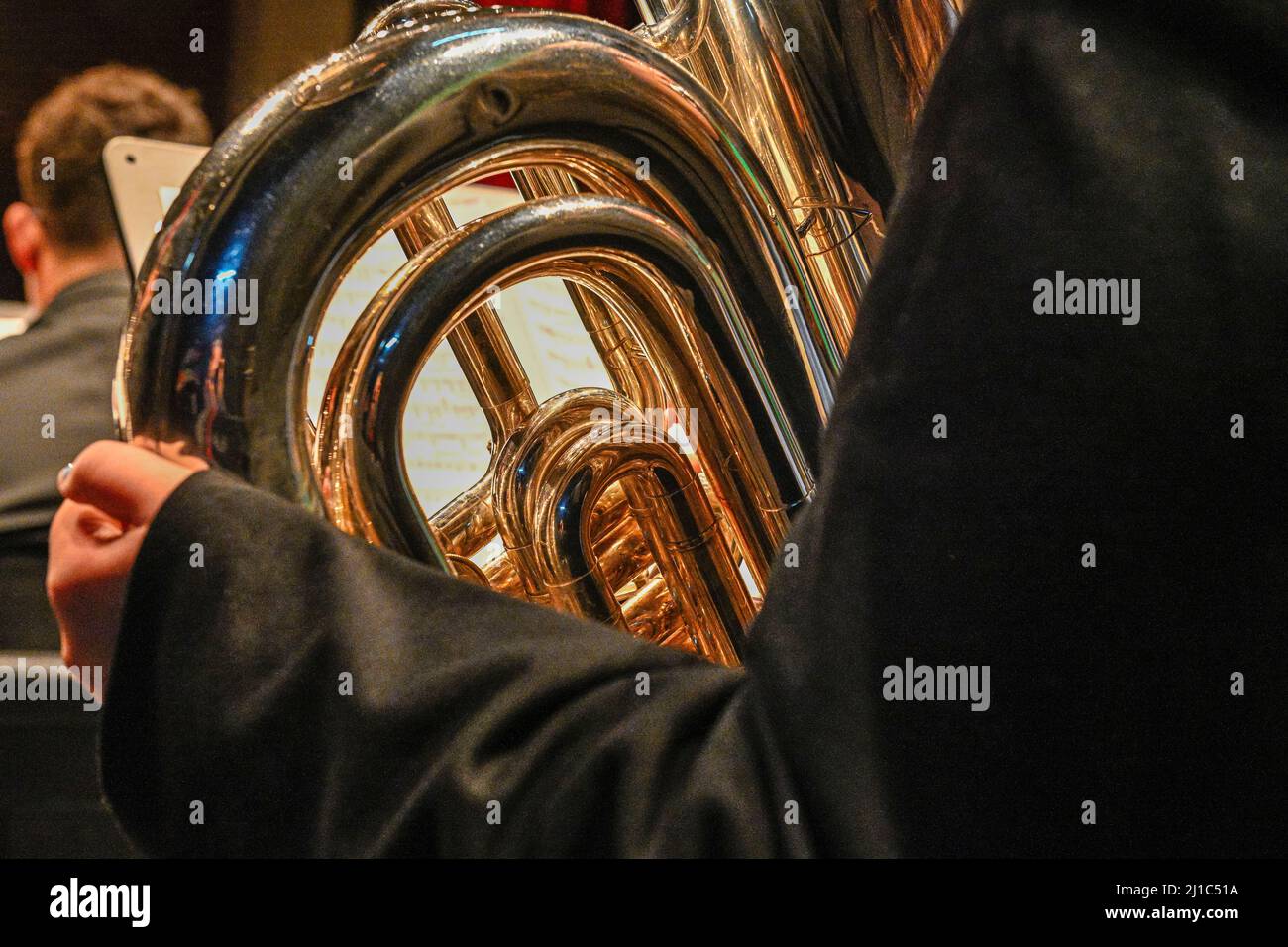 Il tuba - il basso è il più grande degli strumenti in ottone. Foto Stock