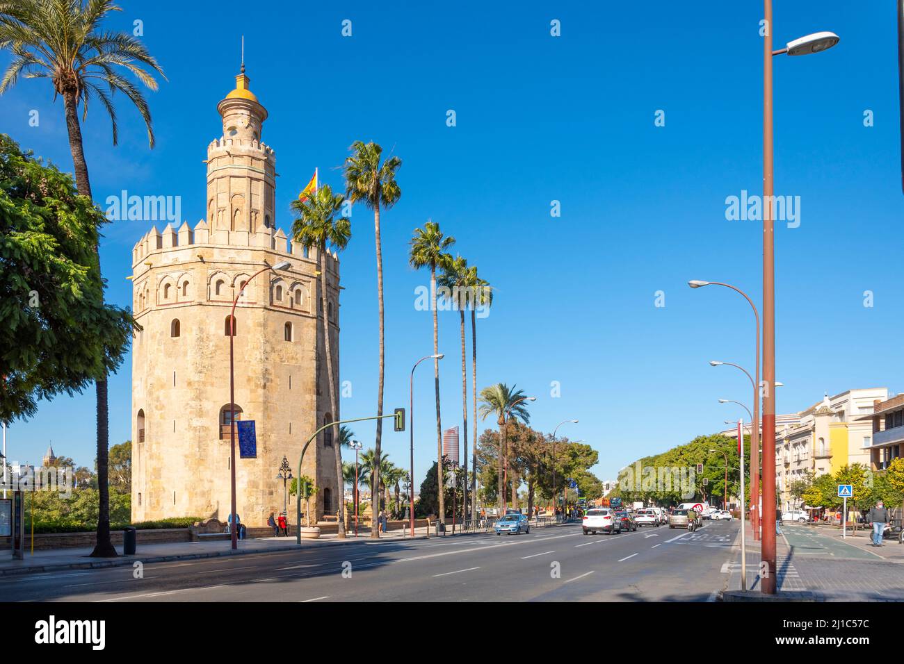 La Torre del Oro, o Torre d'Oro lungo il fiume Guadalquivir nel centro storico di Siviglia, Spagna. Foto Stock
