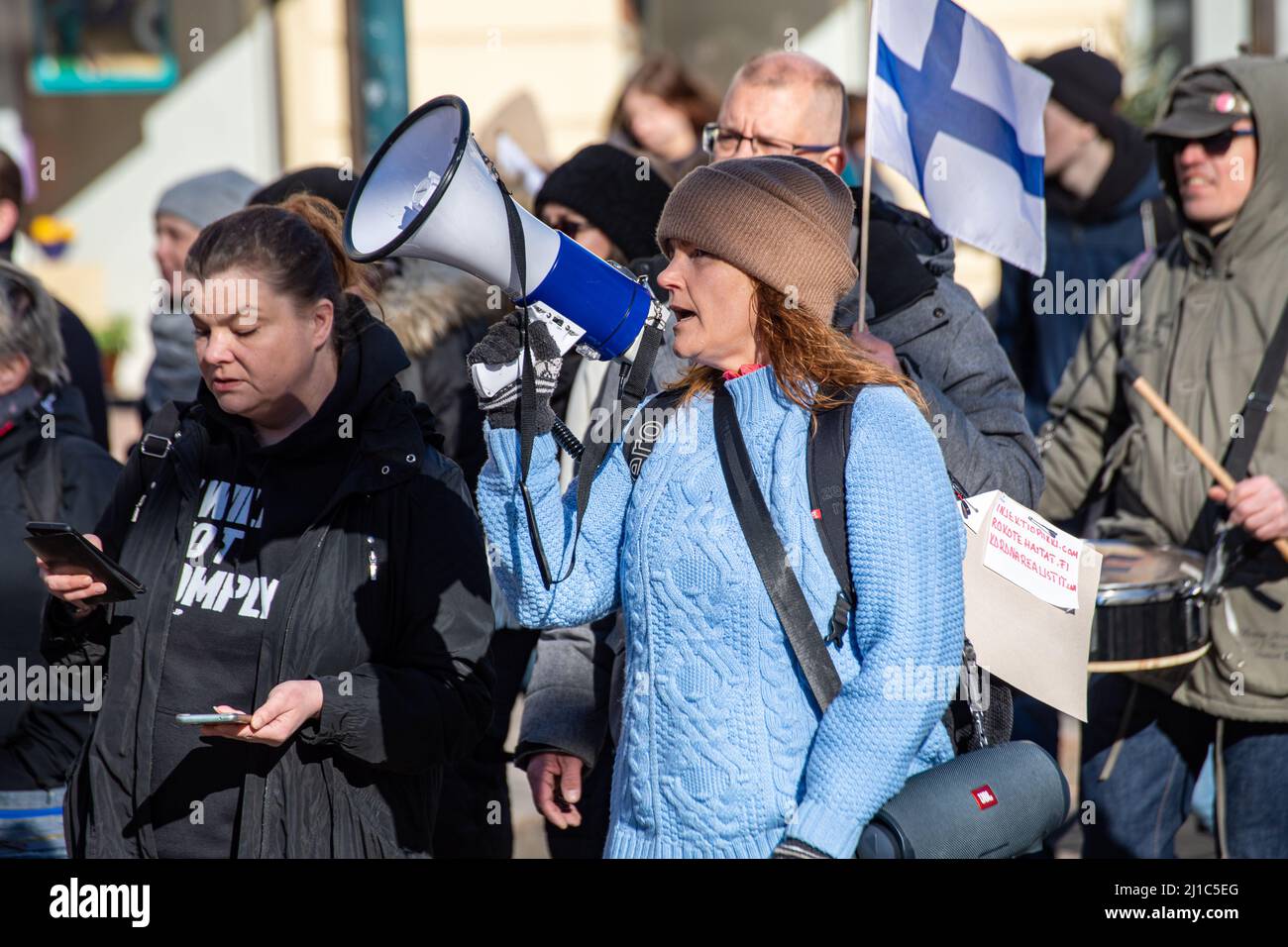 Donna di mezza età con megafono o loudhailer alla dimostrazione mondiale anti-vaccinazione 7,0 a Helsinki, Finlandia Foto Stock