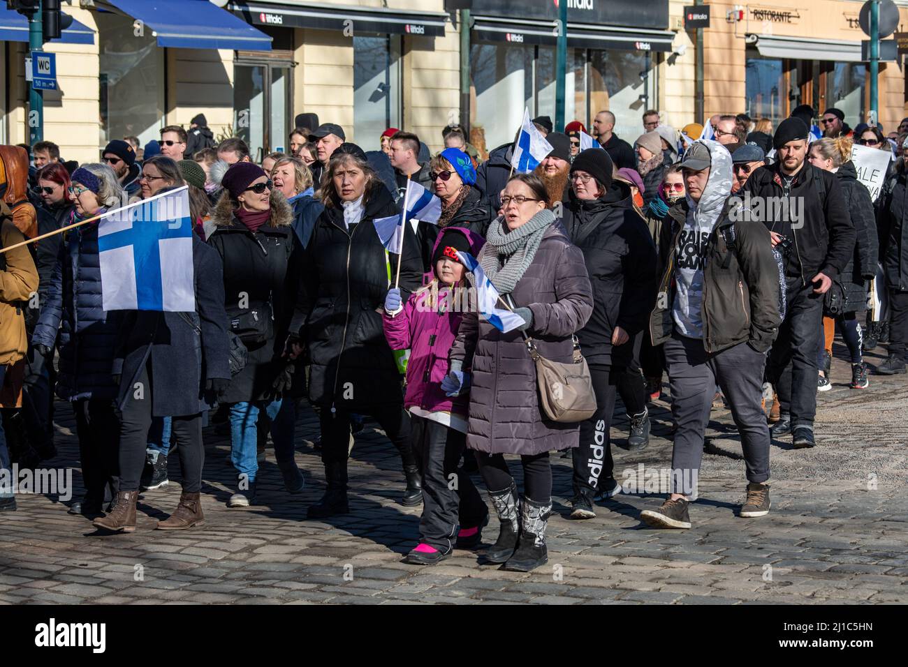 Dimostrazione di Worlwild 7,0 manifestanti che si sono arenati a PohjoisEsplanadi a Helsinki, in Finlandia Foto Stock