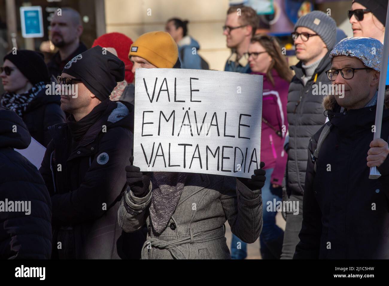 Vale emavale valtamedia. Protesta con un cartello alla dimostrazione Worlwide 7,0 a Helsinki, Finlandia. Foto Stock